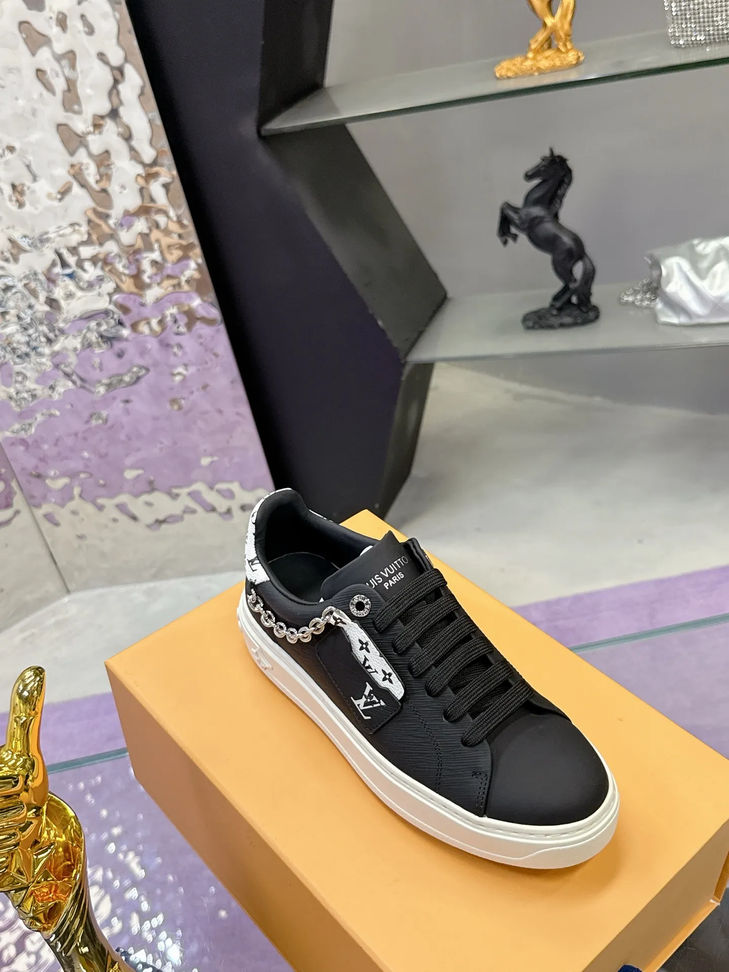 Factory price: 640💰 Louis Vuitton Louis Vuitton 25ss new style💗 Presbyopic chain sneakers, white shoes, many Internet celebrity fashion bloggers plant grass, simple shoe shape grid design, brand LOGO embossing, hardware buckle, presbyopic stitching, LV Circle rubber patch on the tongue with rich details 🌹 Original custom silk cowhide on the upper, water-dyed cowhide on the inside, one-piece molding process EVA feet 😄 Original open molded T men's shoes 💰U outsole LV white shoes series Size: 35-40